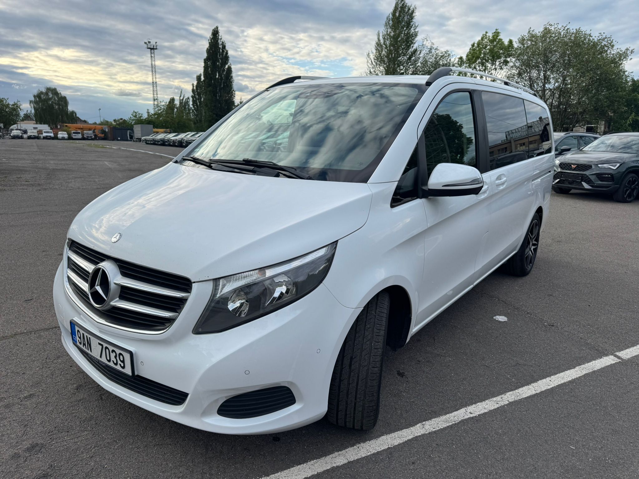 Mercedes-Benz V-Class 6+1 s řidičem v Praze